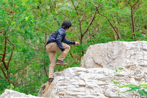 Uomo che indossa pantaloni cargo e arrampicata sulla roccia