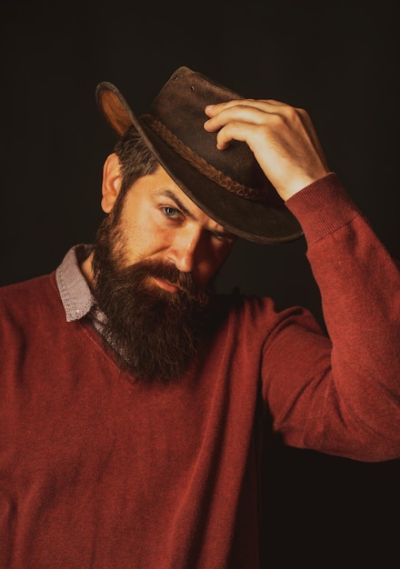 Uomo che indossa un cappello da cowboy Contadino americano West e pistole Texas