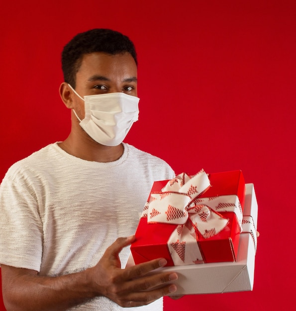 uomo che indossa una maschera con un regalo nelle sue mani