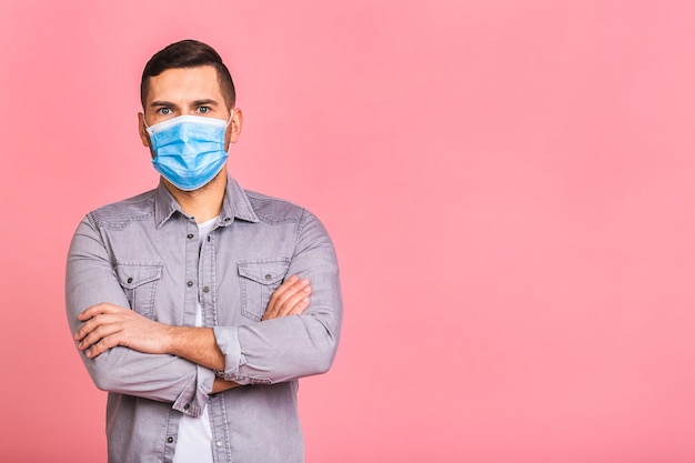 Uomo che indossa una maschera igienica per prevenire infezioni, malattie respiratorie aviotrasportate come l'influenza