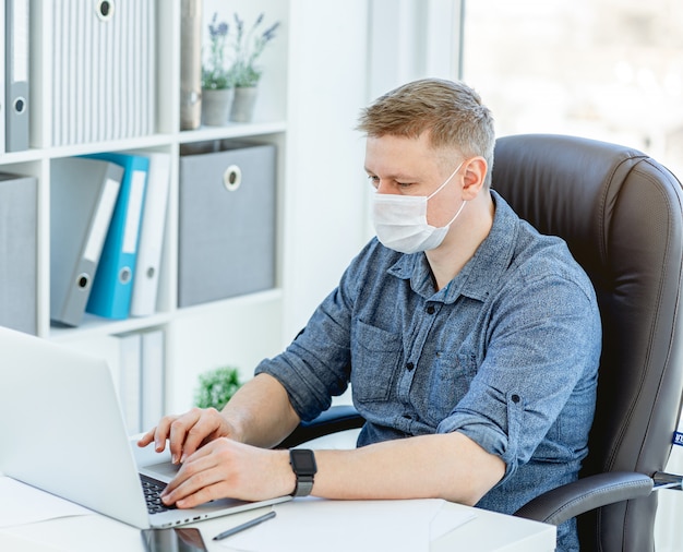 Uomo che indossa una maschera medica