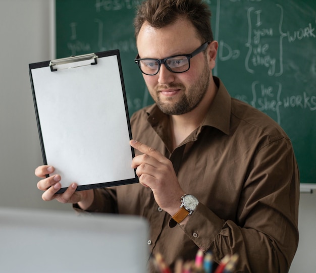 Uomo che insegna ai bambini una lezione di inglese online