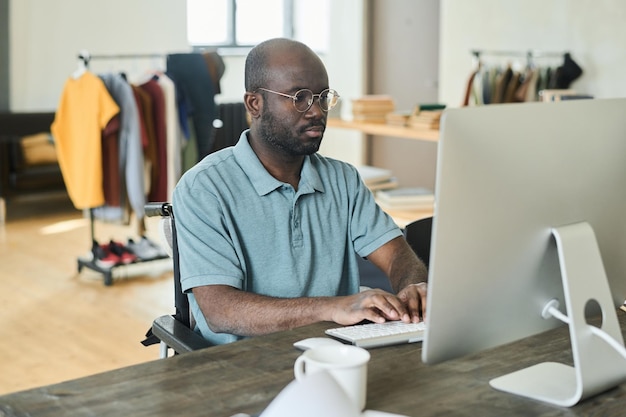 Uomo che lavora al computer a casa