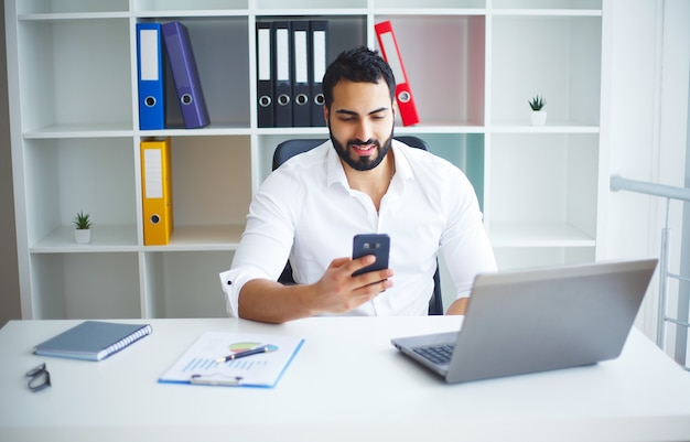 Uomo Che Lavora Al Computer In Ufficio Contemporaneo