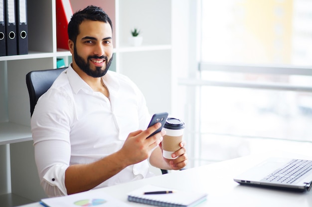 Uomo Che Lavora Al Computer In Ufficio Contemporaneo