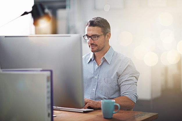 Uomo che lavora al computer in ufficio