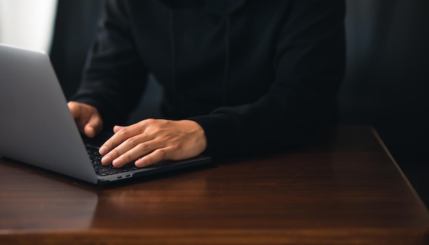 Uomo che lavora al computer portatile a casa