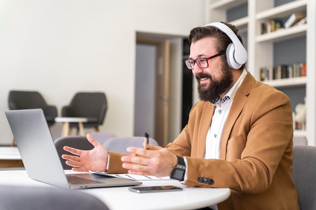 Uomo che lavora con il colpo medio del computer portatile