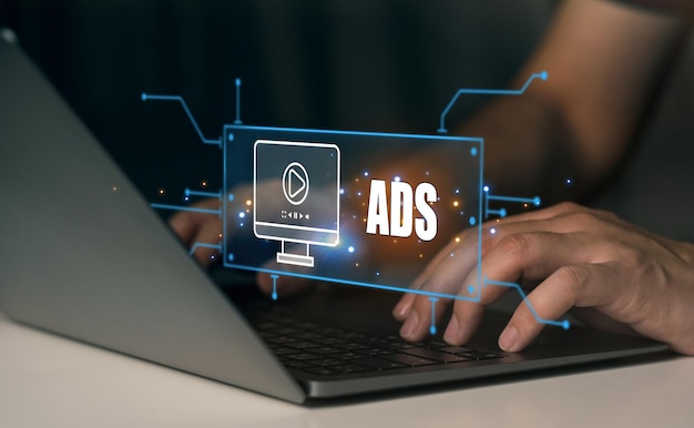 Uomo che lavora con il computer portatile sul concetto di marketing digitale, pubblicità online sul sito web e sui social media
