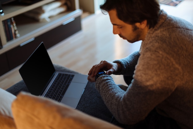 Uomo che lavora con il suo laptop