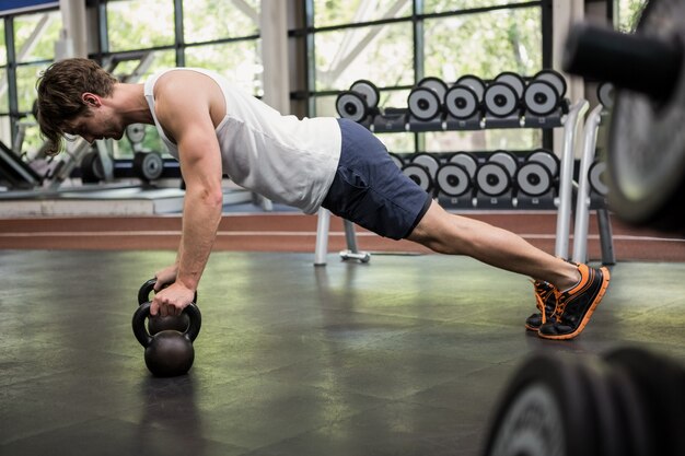 Uomo che lavora con kettlebell