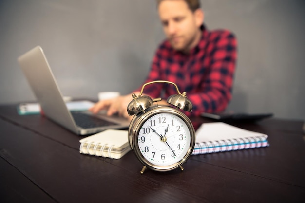 Uomo che lavora con l'orologio