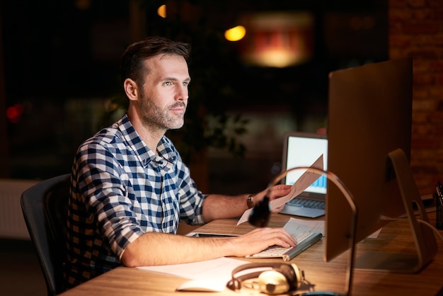 Uomo che lavora con la tecnologia di notte