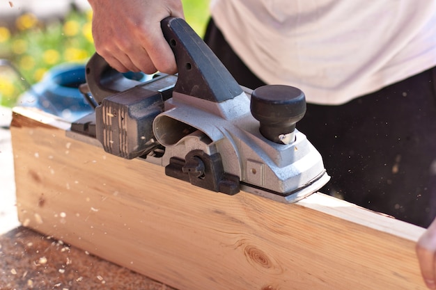 Uomo che lavora con strumenti e tavole di legno