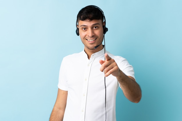 Uomo che lavora con un auricolare