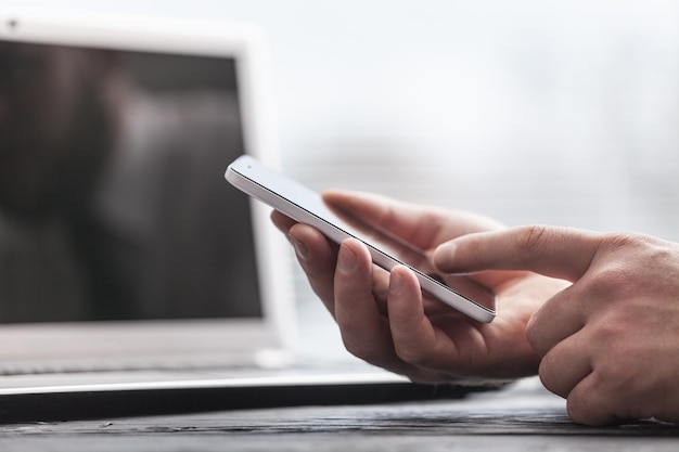 Uomo che lavora da casa utilizzando lo smartphone