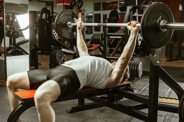 Uomo che lavora in palestra locale