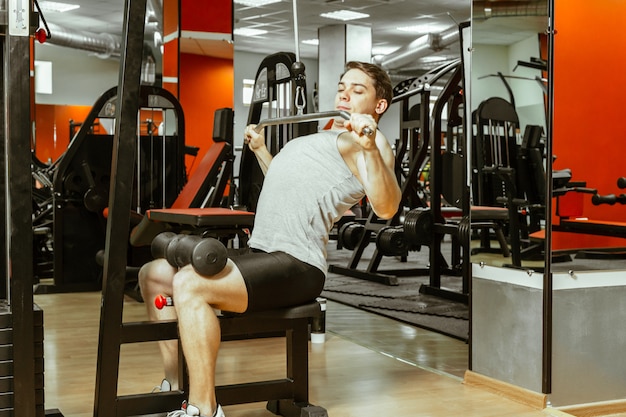 Uomo che lavora in palestra locale