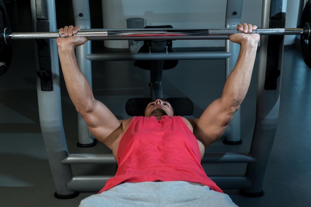 Uomo che lavora in palestra