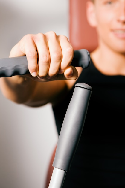 Uomo che lavora in palestra