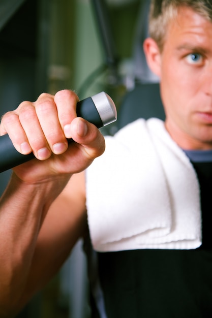 Uomo che lavora in palestra