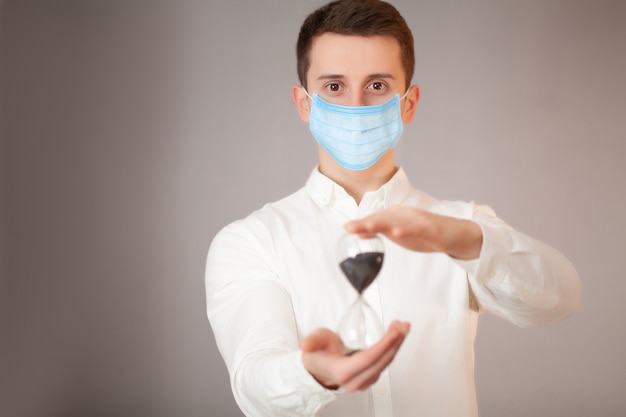 Uomo che lavora in ufficio indossando una maschera per la protezione dal coronavirus