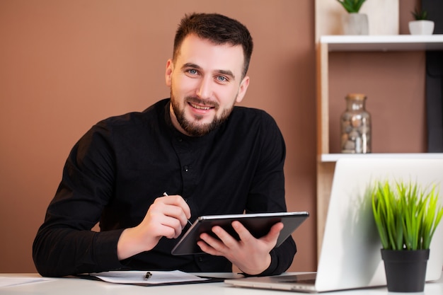 Uomo che lavora in ufficio sul computer portatile