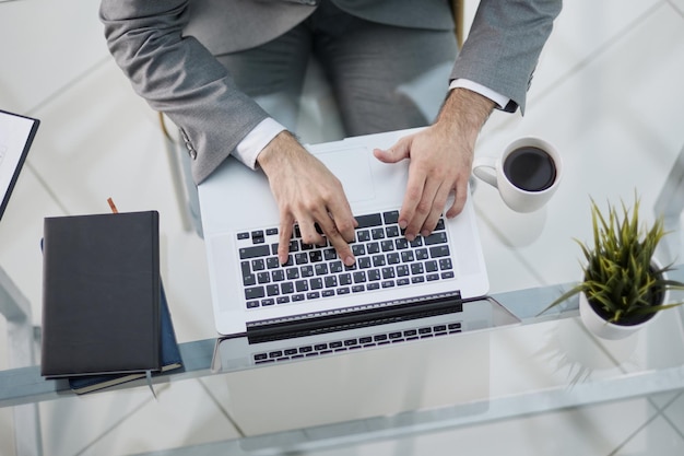 Uomo che lavora in un ufficio moderno con il computer portatile