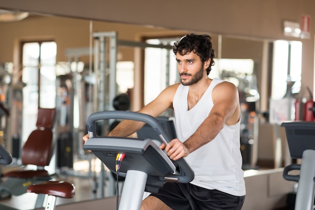 Uomo che lavora in una palestra