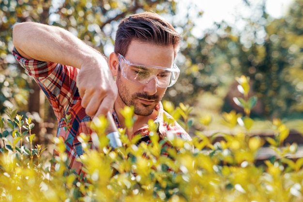 Uomo che lavora nel suo giardino