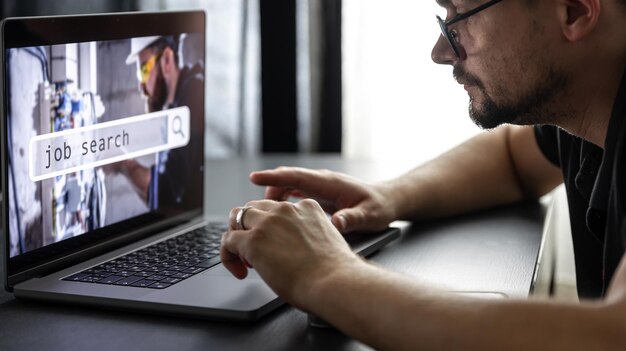 Uomo che lavora su laptop e informazioni per il concetto di occupazione di lavoro di ricerca