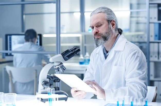 Uomo che lavora su tablet pc in laboratorio