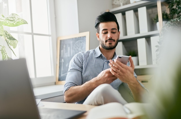 Uomo che lavora su un computer portatile a casa.