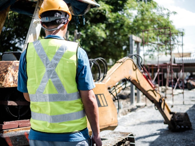 Uomo che lavora sul cantiere