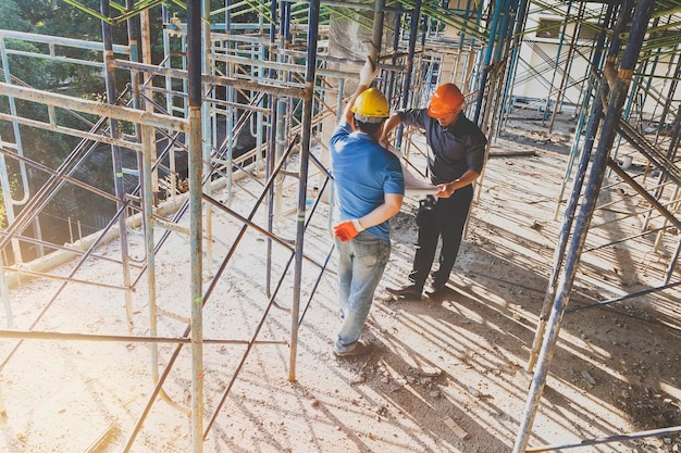 Uomo che lavora sul cantiere