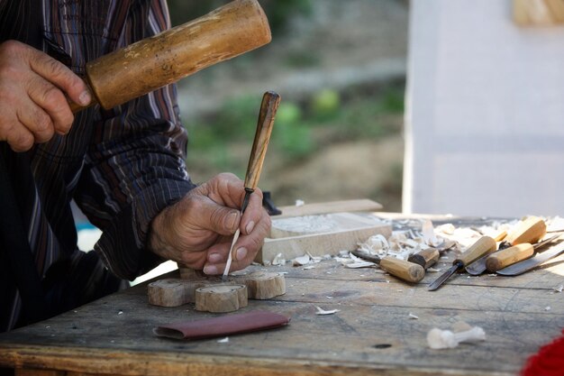 Uomo che lavora sul legno