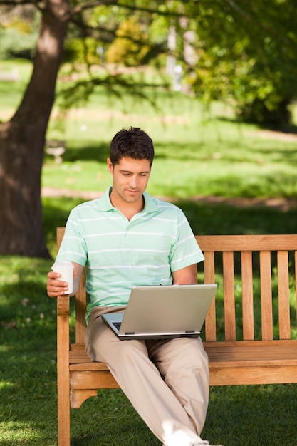 Uomo che lavora sul suo computer portatile