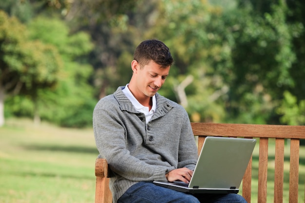 Uomo che lavora sul suo computer portatile