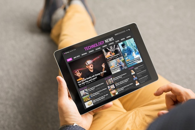Uomo che legge le notizie sulla tecnologia sul tablet Tutti i contenuti sono inventati