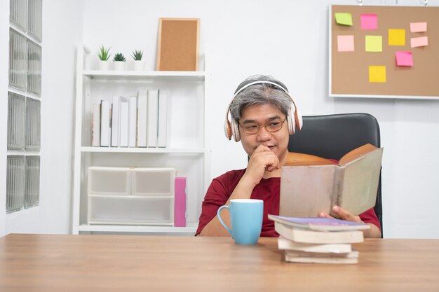 Uomo che legge un libro e ascolta musica