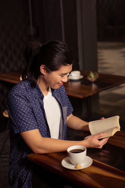 Uomo che legge un libro