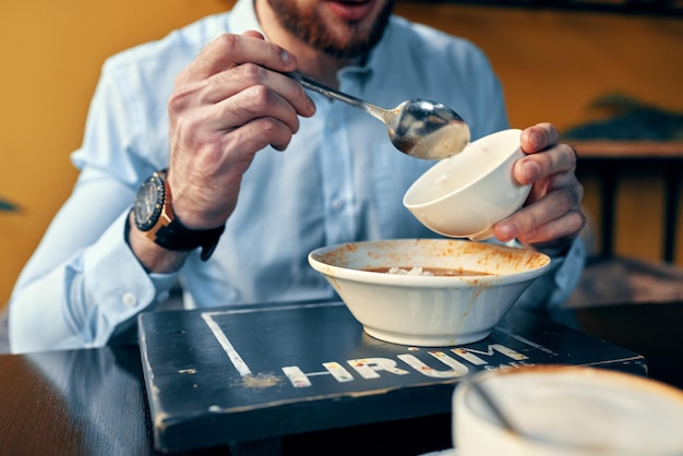 Uomo che mangia borscht e pilaf cafe ristorante modello di camicia di finanza aziendale interna
