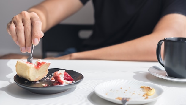 uomo che mangia dessert e caffè