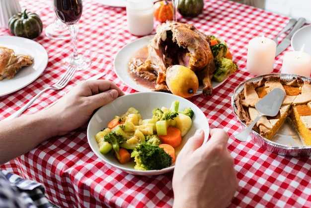 Uomo che mangia la cena di ringraziamento nella cucina di casa