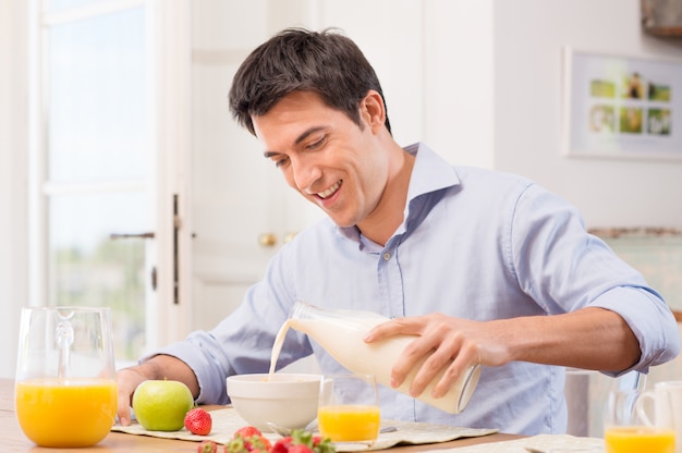 Uomo Che Mangia Prima Colazione Con Il Latte