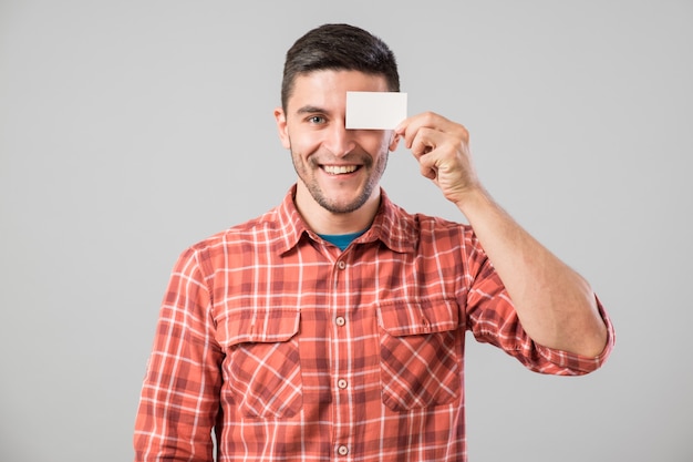 Uomo che mostra il biglietto da visita in bianco