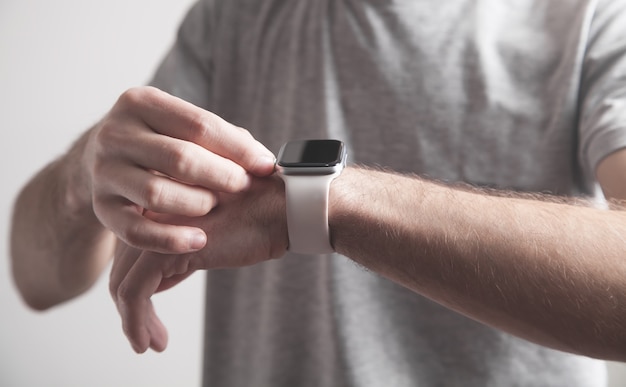 Uomo che mostra smart watch. Stile di vita. Tecnologia