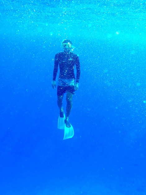 Uomo che nuota in mare