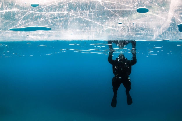 Uomo che nuota in mare