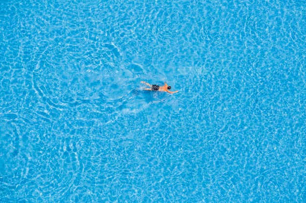 Uomo che nuota in una vista dall'alto della piscina